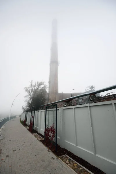Borusu Olan Eski Bir Kırmızı Tuğla Bina Sis Içindeki Fabrika — Stok fotoğraf