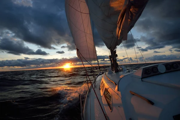 Σκάφος Που Πλέει Ανοιχτή Θάλασσα Ηλιοβασίλεμα Γκρο Πλαν Άποψη Του — Φωτογραφία Αρχείου