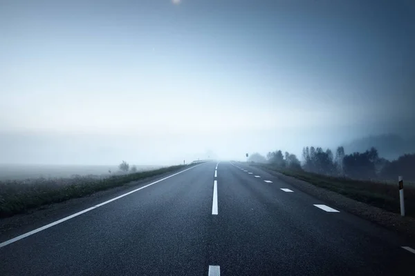 Vista Panorâmica Estrada Vazia Através Dos Campos Nevoeiro Noite Luar — Fotografia de Stock