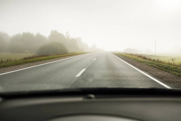 Панорамний Вид Автомобіля Порожньої Автостради Через Поля Ліси Тумані Світанку — стокове фото