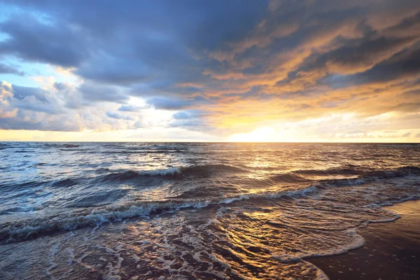 Ciel Clair Avec Beaucoup Cumulus Sombre Lumineux Dessus Rivage Mer — Photo