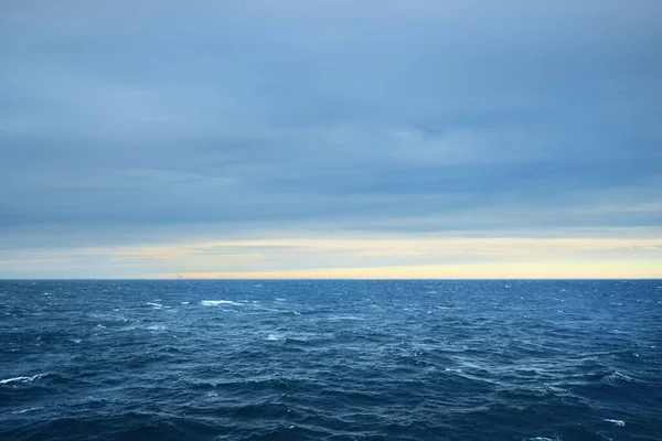 Fırtınadan Sonra Gün Doğumunda Açık Denizin Panoramik Görüntüsü Parlak Bulutlu — Stok fotoğraf