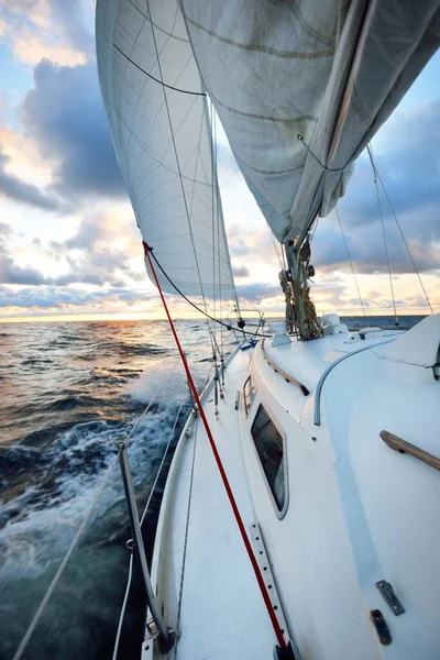 Yate Navegando Mar Abierto Atardecer Vista Cerca Cubierta Mástil Velas Imágenes de stock libres de derechos