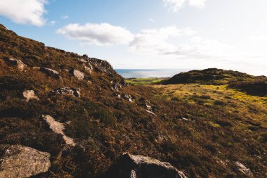 Islay Adası 'nın kayalık kıyıları ve vadilerin panoramik manzarası. Inner Hebrides, İskoçya, İngiltere. Idyllic manzara. Seyahat yerleri, ulusal dönüm noktası, eğlence, çevresel koruma