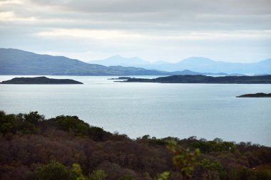 Gün doğumunda Jura ve Muharebe adalarının havadan görünüşü. Orman ve tepelerin üzerinde saf sabah güneşi. Craignish Gölü, Crinan Kanalı, İskoçya, İngiltere