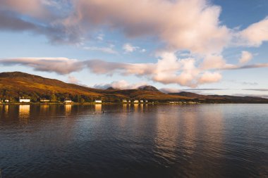 Jura Papaları 'nın yakınlarındaki vadiyi renkli fırtınalı günbatımı altında panoramik açıdan görmek. Geleneksel kır evleri. Dramatik bulut manzarası. Craighouse, Jura Adası, Inner Hebrides, İskoçya, İngiltere