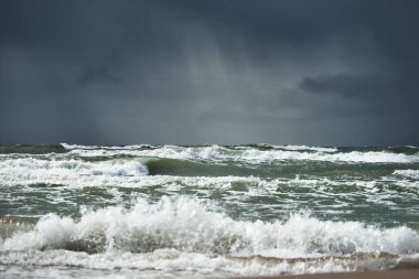 Fırtına sonrası karanlık dramatik bulutların altında Baltık Denizi. Letonya 'da sızıntı var. Destansı deniz manzarası. Kasırga, fırtına, sert hava, meteoroloji, ekoloji, iklim değişikliği, doğal olaylar