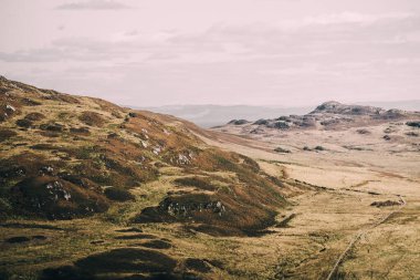 Islay Adası 'nın kayalık kıyıları ve vadilerin panoramik manzarası. Inner Hebrides, İskoçya, İngiltere. Idyllic manzara. Seyahat yerleri, ulusal dönüm noktası, eğlence, çevresel koruma