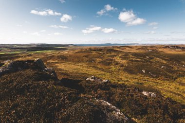 Islay Adası 'nın kayalık kıyıları ve vadilerin panoramik manzarası. Inner Hebrides, İskoçya, İngiltere. Idyllic manzara. Seyahat yerleri, ulusal dönüm noktası, eğlence, çevresel koruma
