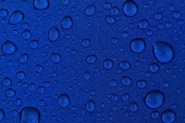 Koyu mavi zemin, kristal berrak su damlaları (yağmur damlaları). Soyut doğal desen, duvar kağıdı, konsept sanat. Parlak boya dokusu. Grafiksel kaynaklar, tasarım, 3D, dekorasyon, makro fotoğrafçılık