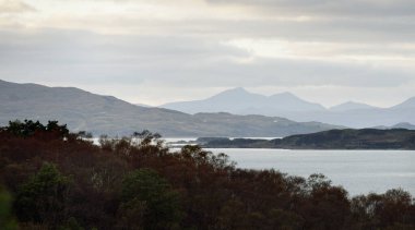 Gün doğumunda Jura ve Muharebe adalarının havadan görünüşü. Orman ve tepelerin üzerinde saf sabah güneşi. Craignish Gölü, Crinan Kanalı, İskoçya, İngiltere
