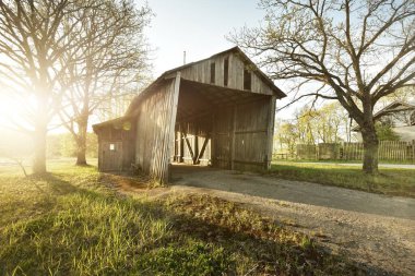 Terk edilmiş eski bir ahşap kulübe, yakın plan. Tarım, tarım endüstrisi, geleneksel mimari, ABD, Vahşi Batı, tarih, altın madeni, batı, zombi, korku ve diğer grafik kaynakları kavramları