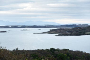 Gün doğumunda Jura ve Muharebe adalarının havadan görünüşü. Orman ve tepelerin üzerinde saf sabah güneşi. Craignish Gölü, Crinan Kanalı, İskoçya, İngiltere