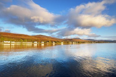 Jura Papaları 'nın yakınlarındaki vadiyi renkli fırtınalı günbatımı altında panoramik açıdan görmek. Geleneksel kır evleri. Dramatik bulut manzarası. Jura Adası, Inner Hebrides, İskoçya, İngiltere