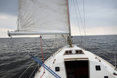 Norveç 'teki fırtınadan sonra Kuzey Denizi' nde beyaz bir yat gezintisi. Parlayan kümülüs bulutlarıyla dramatik bir gökyüzü. Destansı bulut manzarası. Spor, eğlence, gezi, seyahat yerleri.