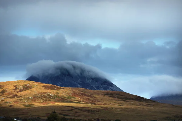 在五彩斑斓的落日的天空下 朱拉谷附近的山谷尽收眼底 传统乡村住宅的特写镜头 戏剧化的云雾 Jura Island Inner Hebrides Scotland — 图库照片