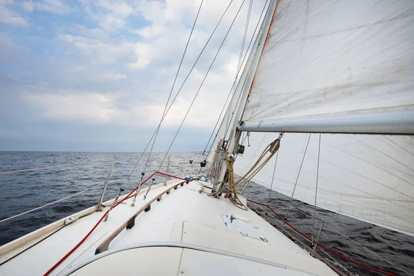 Witte Jacht Heeled Een Korte Afstand Close Uitzicht Van Het — Stockfoto