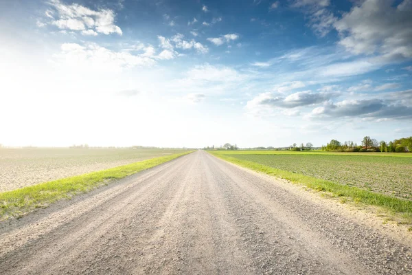 Strada Campagna Vuota Attraverso Campi Contro Cielo Blu Nuvoloso Lettonia — Foto Stock