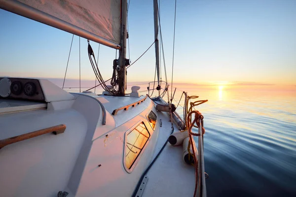 Biały Jacht Żeglujący Zachodzie Słońca Widok Bliska Pokładu Dziobu Jasne — Zdjęcie stockowe