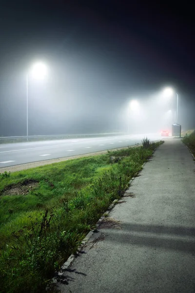 Panoramiczny Widok Podświetlaną Nową Autostradę Mgle Nocy Światła Uliczne Zbliżenie — Zdjęcie stockowe