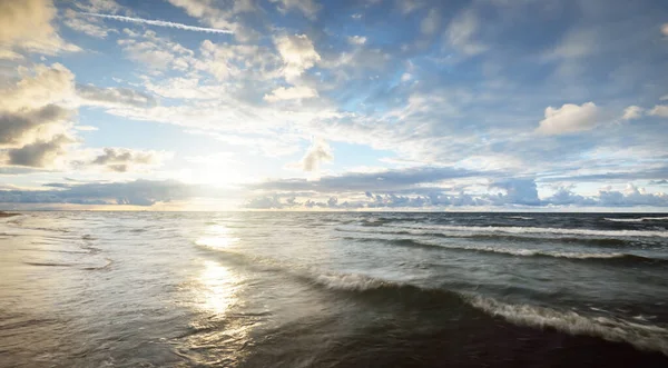 Jasná Obloha Spoustou Zářících Kumulativních Mraků Nad Pobřeží Baltského Moře — Stock fotografie