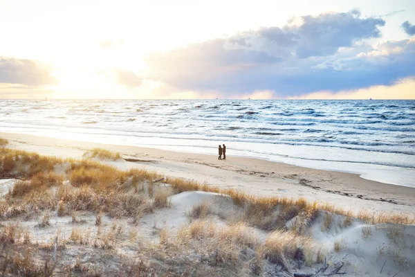 Casal Está Caminhando Pela Costa Mar Báltico Pôr Sol Dunas — Fotografia de Stock