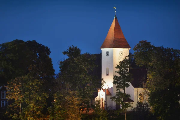 Oświetlony Pejzaż Miejski Nocy Wieża Kościelna Wieża Spiralna Bliska Stare — Zdjęcie stockowe