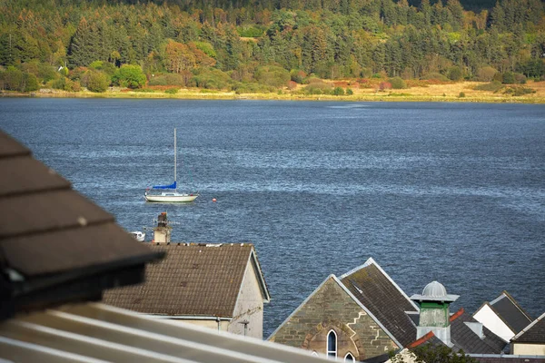 Panoramisch Uitzicht Rotskusten Bossen Van Een Klein Dorpje Ardrishaig Jachten — Stockfoto