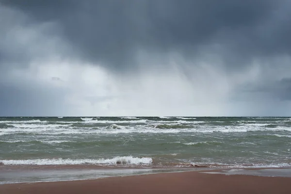 Zandkust Van Oostzee Onder Dramatische Wolken Onweer Ventspils Letland Epische — Stockfoto