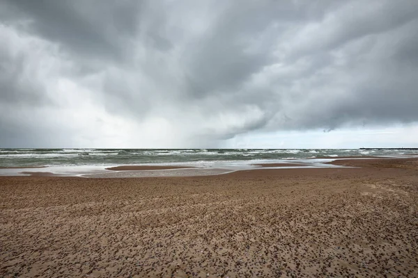 Sandstranden Östersjön Dramatiska Molnen Efter Åskväder Ventspils Lettland Episk Sjömansbild — Stockfoto