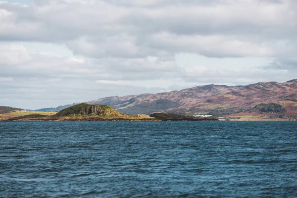 Sailing Rocky Shores Cliffs West Coast Jura Island View Yacht — Stock Photo, Image