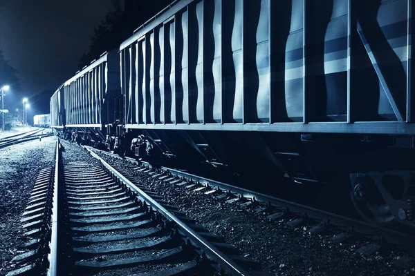 Gran Tren Carga Con Mercancías Que Salen Terminal Por Noche —  Fotos de Stock