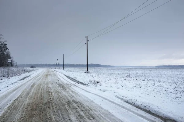 Snötäckt Landsväg Genom Åkern Efter Snöstorm Elledning Transformatorstolpar Panoramautsikt Från — Stockfoto