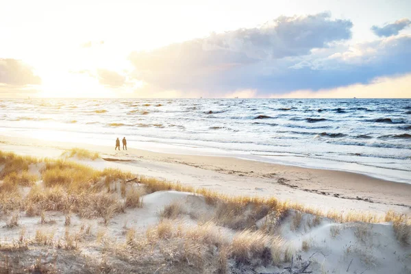 Casal Está Caminhando Pela Costa Mar Báltico Pôr Sol Dunas — Fotografia de Stock