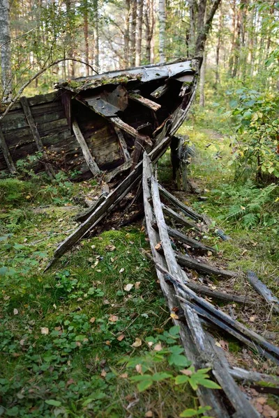 废弃的旧木船在森林里 拉脱维亚Livonian村Mazirbe的船厂 概念形象 大气景观 旅游胜地 — 图库照片
