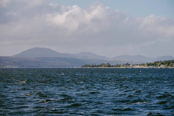 Costa Rochosa Rio Firth Clyde Vista Panorâmica Barco Vela Céu — Fotografia de Stock