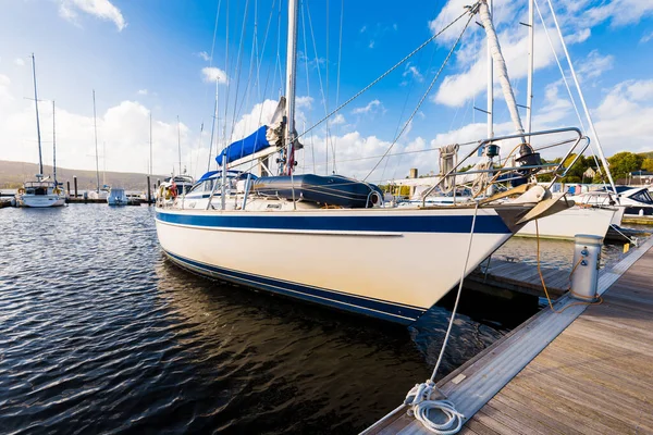 Segelboote Ankern Einem Anleger Der Marina Rhu Firth Clyde Schottland — Stockfoto