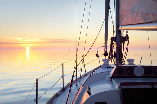 Yacht Blanc Naviguant Pleine Mer Coucher Soleil Vue Rapprochée Pont — Photo