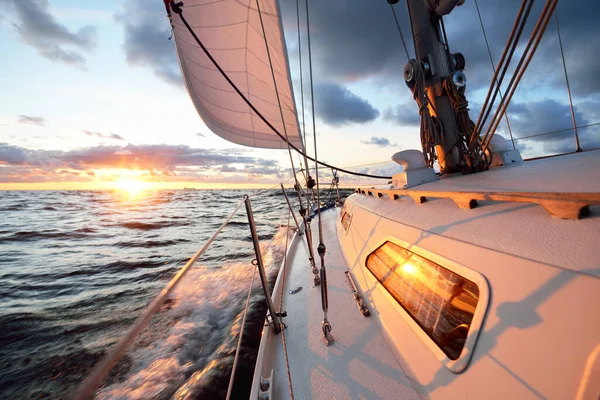 Yate Navegando Mar Abierto Atardecer Vista Cerca Cubierta Mástil Velas — Foto de Stock