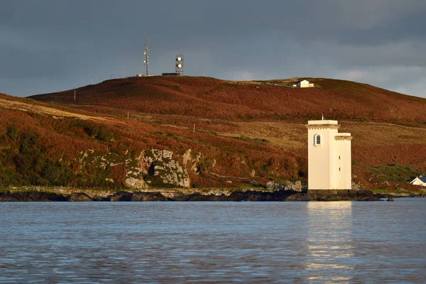 晴れた日に小さな町ポートエレンの岩場の海岸の景色 朝の日差し 古い白い灯台とカントリーハウスが近くにあります Islay Inner Hebrides スコットランド イギリス — ストック写真