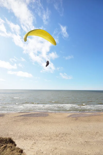 Parapente Contra Céu Azul Claro Close Voando Acima Costa Mar — Fotografia de Stock