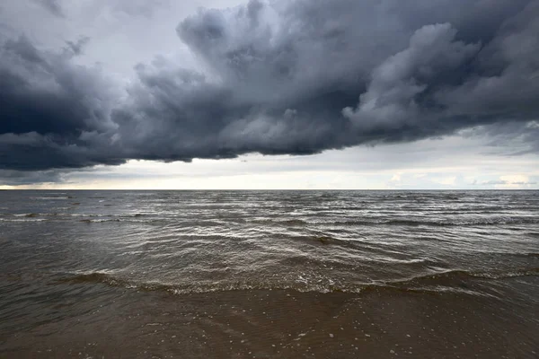 Чисте Небо Великою Кількістю Темних Хмар Світяться Над Балтійським Морським — стокове фото