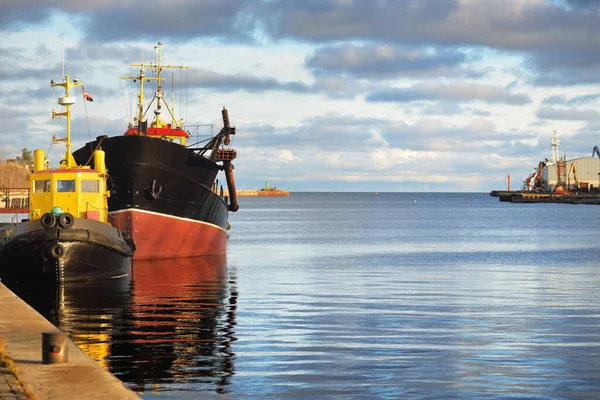 Piccola Nave Peschereccio Ormeggiata Molo Porto Tramonto Mar Baltico Lettonia — Foto Stock