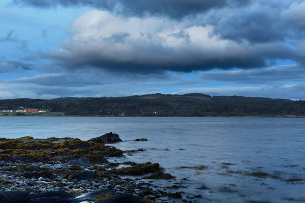 装飾嵐の雲の下で湖の岸 丘や森のパノラマビュー 黄昏の空 Ardrishaig Crinan Canal Scotland 環境保全 — ストック写真