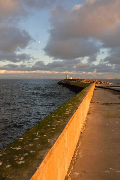 Promenade Lighthouse Sunset Baltic Sea Latvia Dramatic Sky Glowing Clouds — Stock Photo, Image