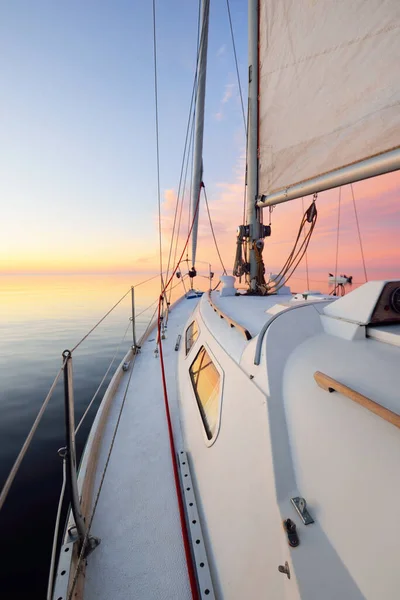 Біла Яхта Пливе Відкритому Морі Заході Сонця Крупним Планом Вид — стокове фото