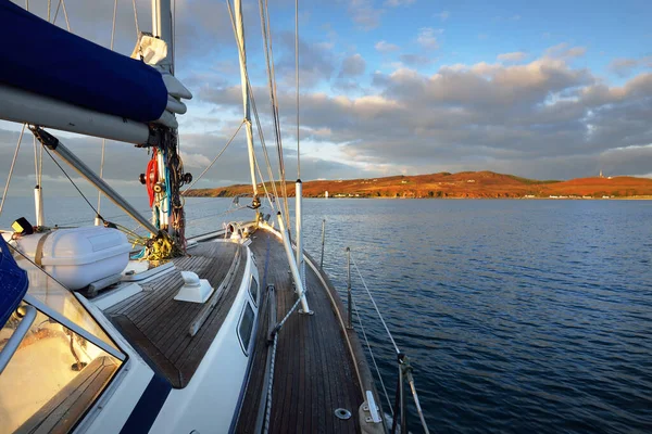 Sloop Wyposażył Nowoczesny Jacht Drewniany Pokład Drewna Tekowego Żeglarstwa Wschodzie — Zdjęcie stockowe