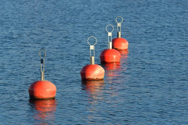 Orangefarbene Ankerbojen Neuen Yachthafen Marina Nahaufnahme Oberflächenstruktur Des Wassers Blick — Stockfoto