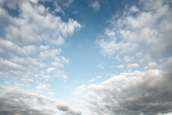 Paisagem Nebulosa Dramática Nuvens Ornamentais Brancas Após Chuva Pôr Sol — Fotografia de Stock