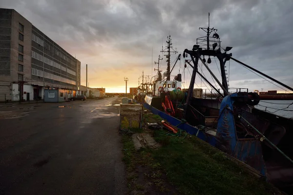 Klein Schip Boot Afgemeerd Aan Een Pier Vissershaven Bij Zonsondergang — Stockfoto